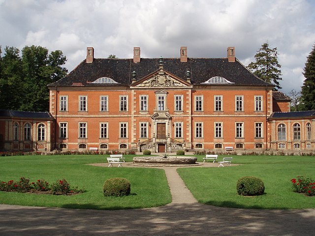 Ventano Referenz -Schloss Bothmer Hauptgebäude - JFKCom - CC BY-SA 3.0 - vom Wikimedia Commons Ventano Referenz -Schloss Bothmer Hauptgebäude